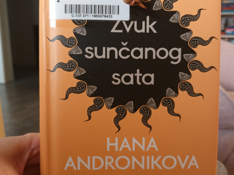 "Zvuk sunčanog sata" Hane Andronikove: osjećaj čitanja paralelnih knjiga